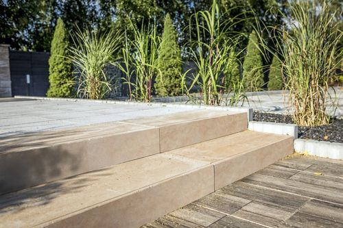 Pomysły na aranżację tarasu z użyciem stopni schodowych wykonanych z bloków betonowych